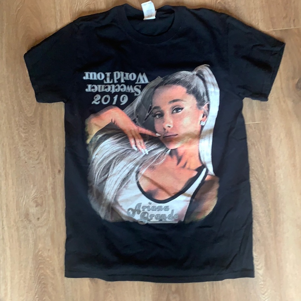 Ariana Grande Sweetener World Tour tee size Small